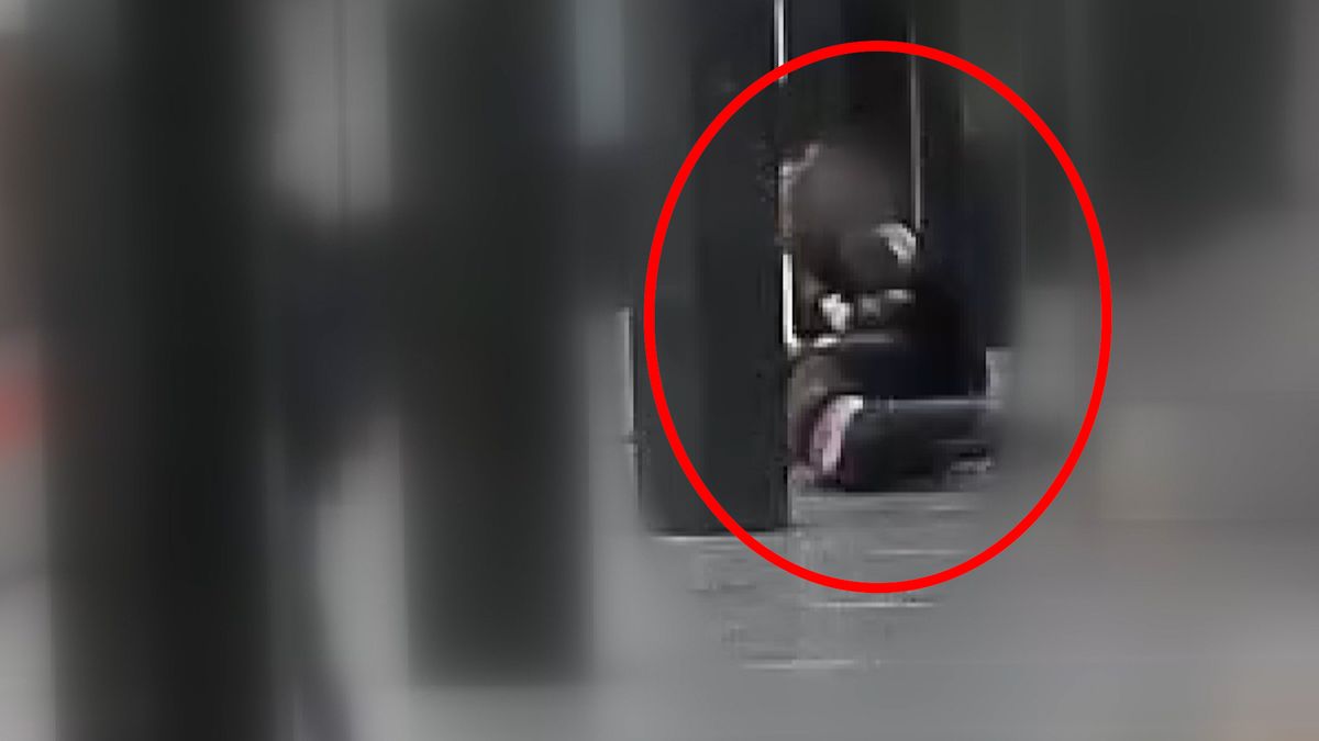 Policie pátrá po útočníkovi, který v metru mlátil muže do krve helmou a křičel, že ho zabije